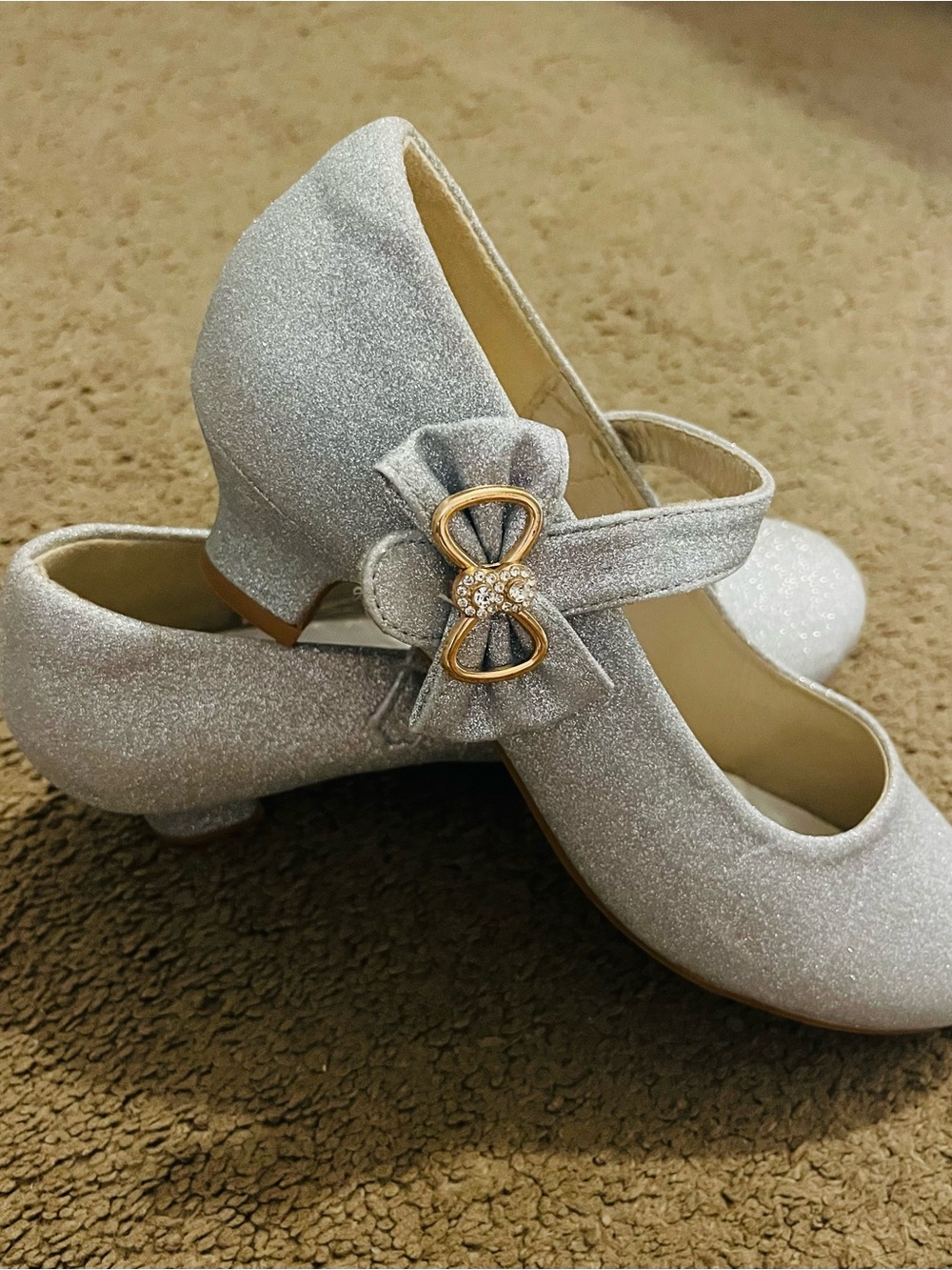 Dufannie Girls Sparkle Silver Mary Jane Dress Shoes with Bow Accent